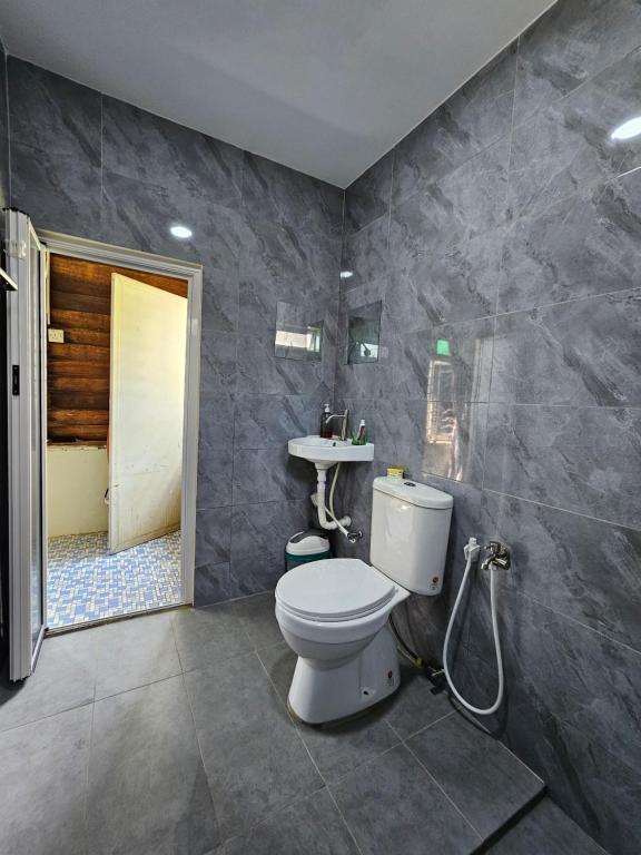 un bagno con un water e un lavandino di Balek Kualé a Kampong Baru