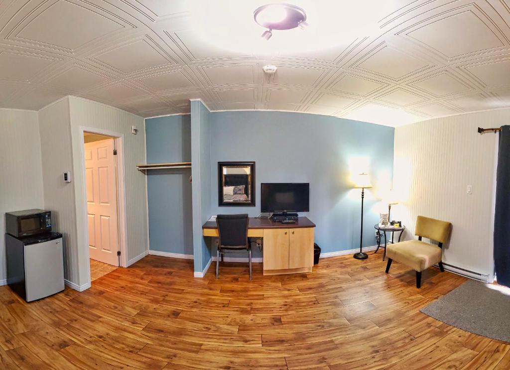TV a/nebo společenská místnost v ubytování Motel Au Vieux Frontenac