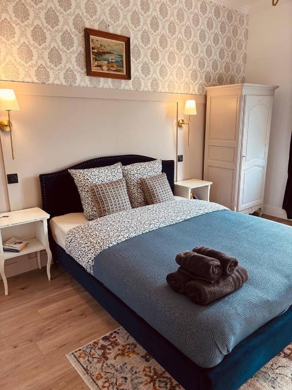 une chambre avec un lit avec deux serviettes dessus dans l'établissement L'Appartement, à Étretat