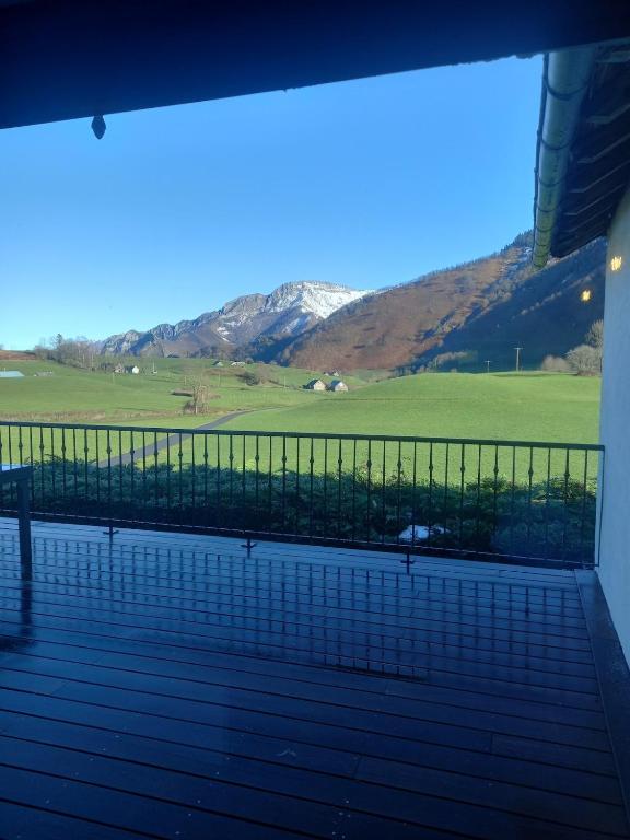 - un balcon avec vue sur un champ dans l'établissement Maison au calme plateau de Lhers proche Lescun pour 6p, à Accous