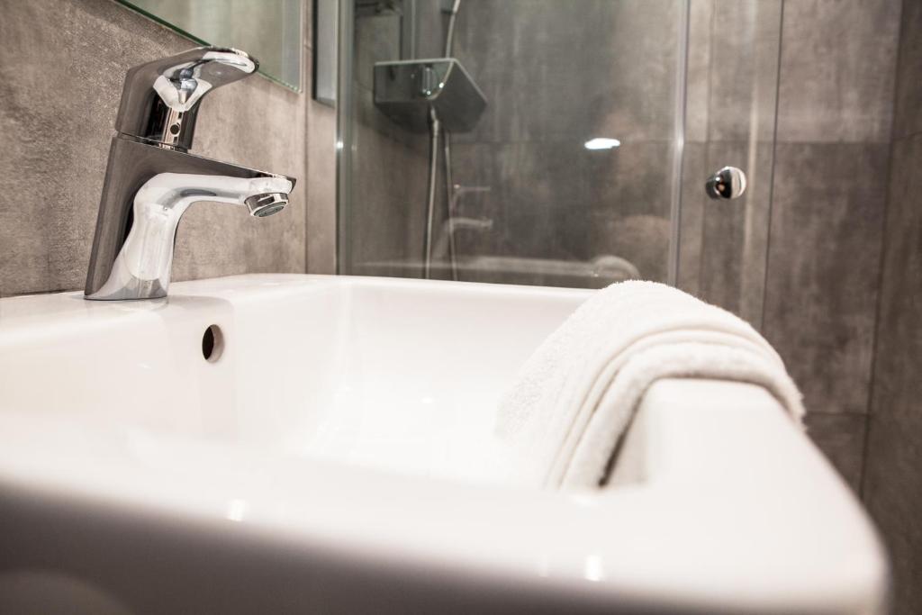 The Tudor Inn Hotel - Resim 44