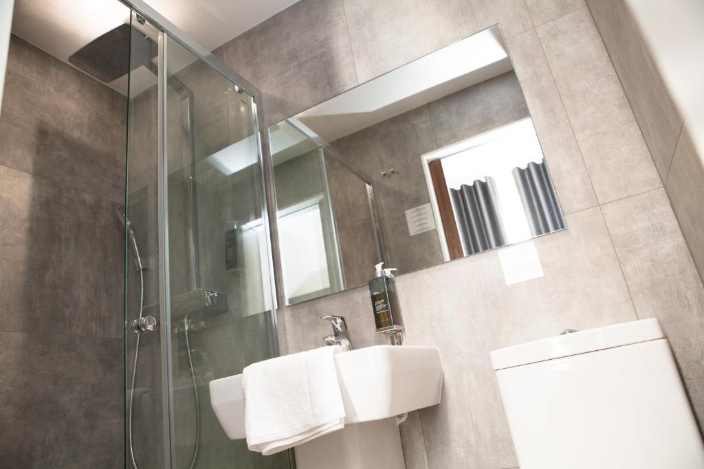 The Tudor Inn Hotel - Resim 41