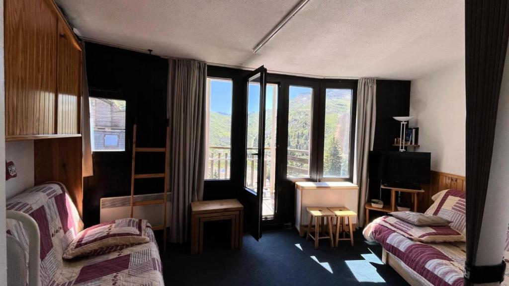 a bedroom with two beds and a balcony at Résidence Les Ruches - maeva Home - Studio 4 personnes - Sélection MAE-5761 in Avoriaz