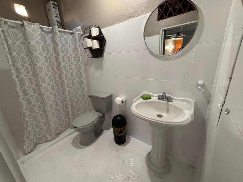 Ένα μπάνιο στο Penthouse 3 at Malecon PV Heart