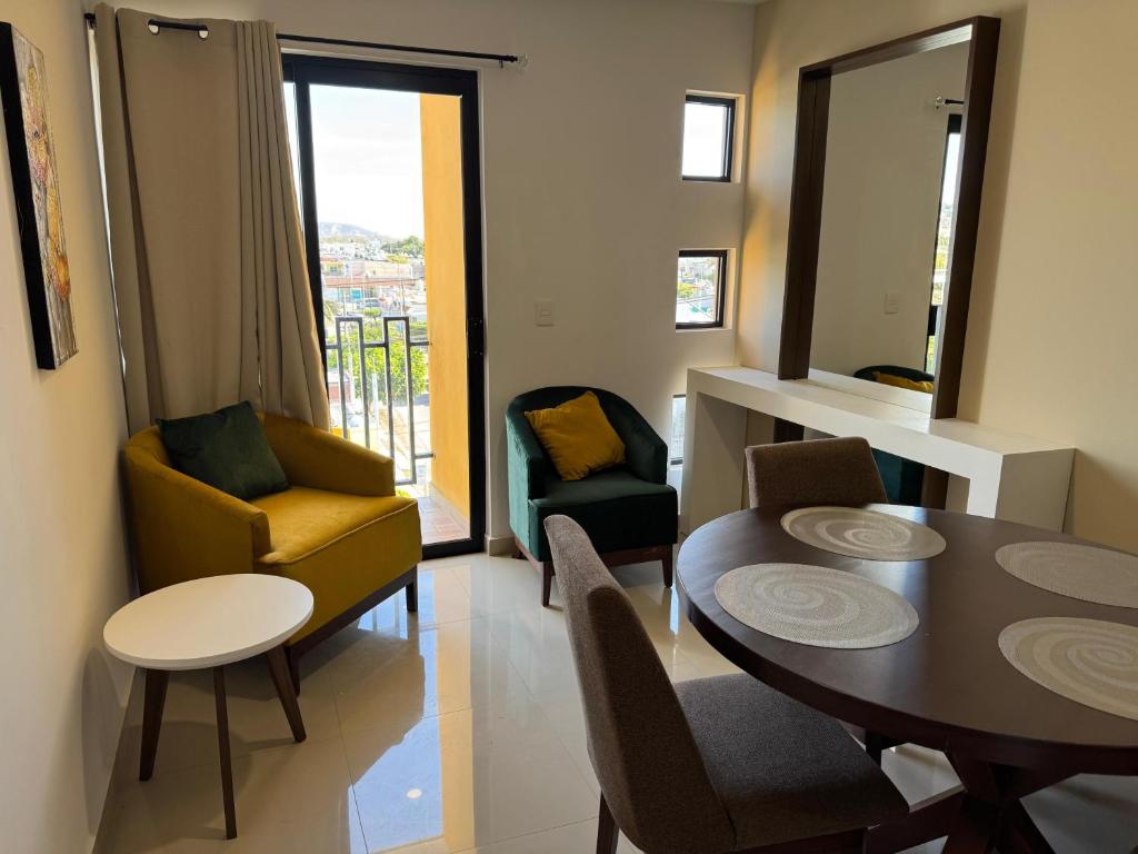 uma sala de estar com uma mesa de jantar e cadeiras em Hotel Faava em Mazatlán