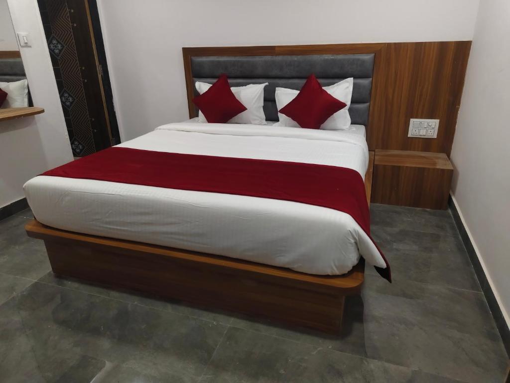 Postel nebo postele na pokoji v ubytování Hotel Maruti R