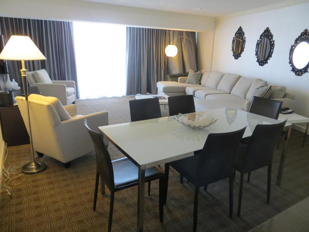 Posezení v ubytování Toronto Don Valley Hotel and Suites