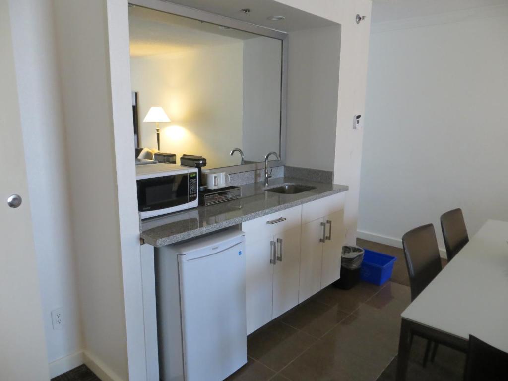 Kuchyň nebo kuchyňský kout v ubytování Toronto Don Valley Hotel and Suites