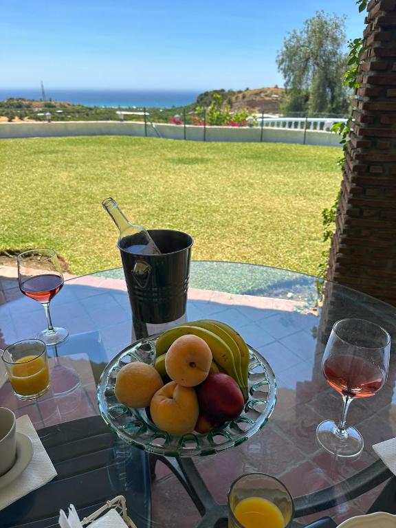 talerz owoców na szklanym stole z kieliszkami do wina w obiekcie La Imaroga w mieście Nerja