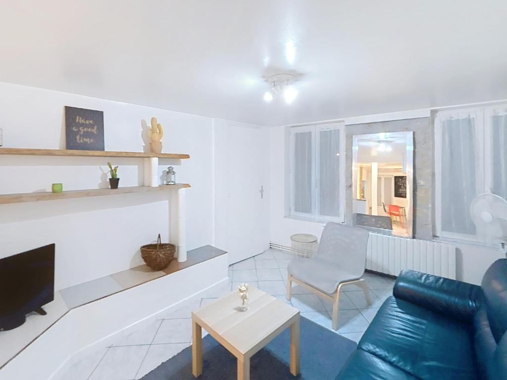 un salon avec un canapé et une table dans l'établissement Appartement confortable Centre ville, à Metz