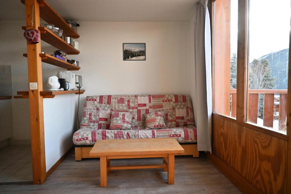 un salon avec un canapé et une table dans l'établissement Résidence Petite Ourse A - Appartement 2 pièces 7 personnes à Vallandry proche des pistes MAE-2012, à Peisey-Nancroix
