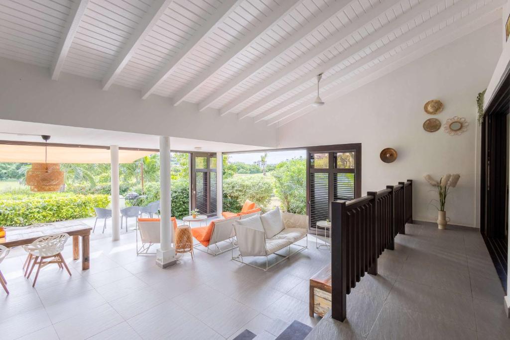 an open living room with a table and chairs at Blue Bay's Tropical Escape in Willemstad