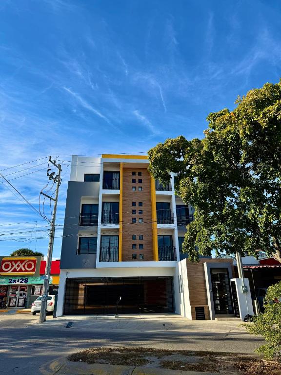 um edifício amarelo e branco numa rua da cidade em Hotel Faava em Mazatlán
