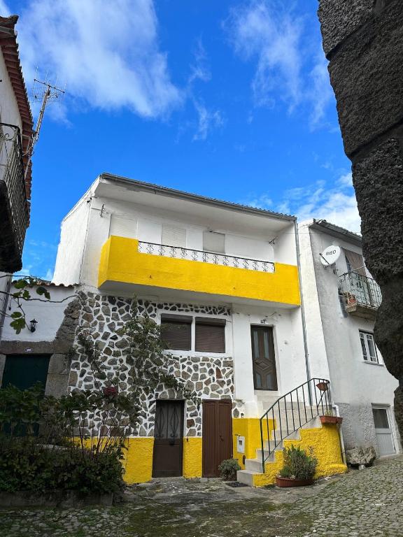 a white and yellow house with yellow accents at Casa Amarela - Aldeias - Serra da Estrela in Gouveia
