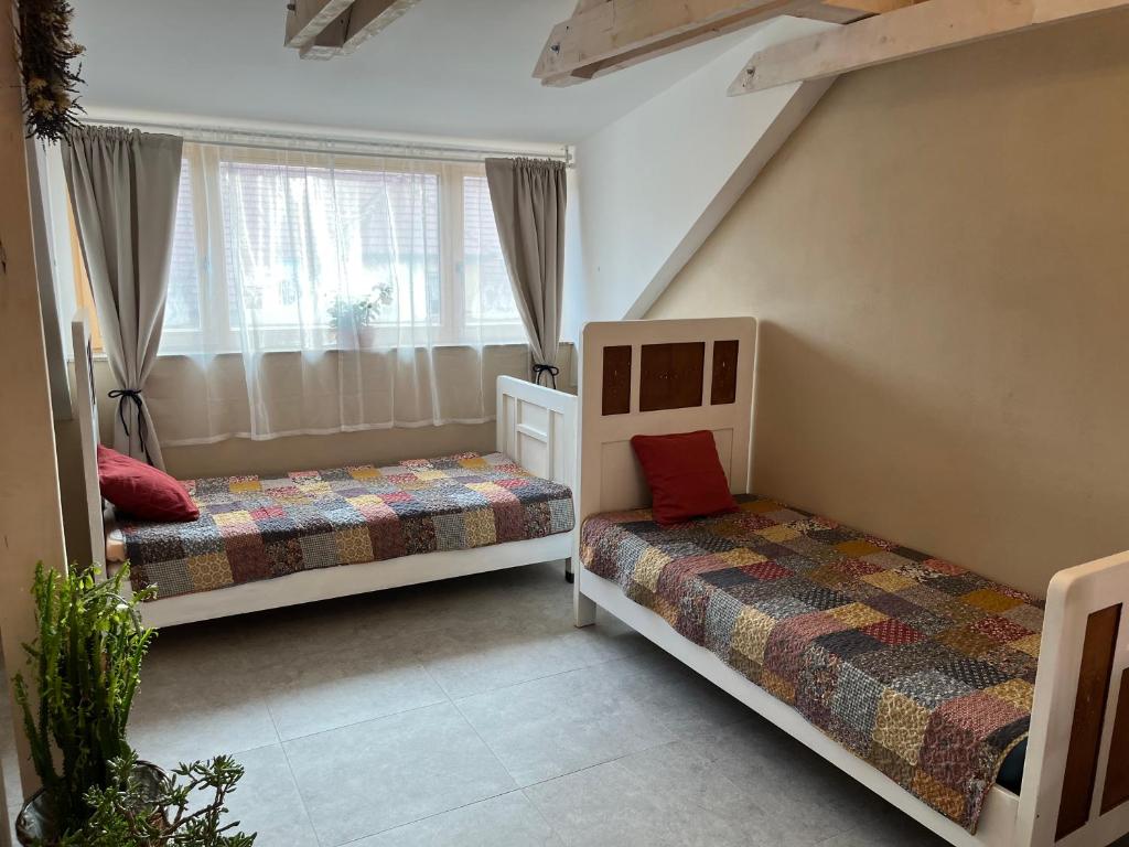 Postel nebo postele na pokoji v ubytování Vintage apartmán Mikulov, 2-4 osoby, 65m2
