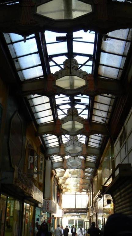 - un bâtiment doté d'un grand plafond, de fenêtres et de lumières dans l'établissement Studio en plein cœur de Paris, à Paris