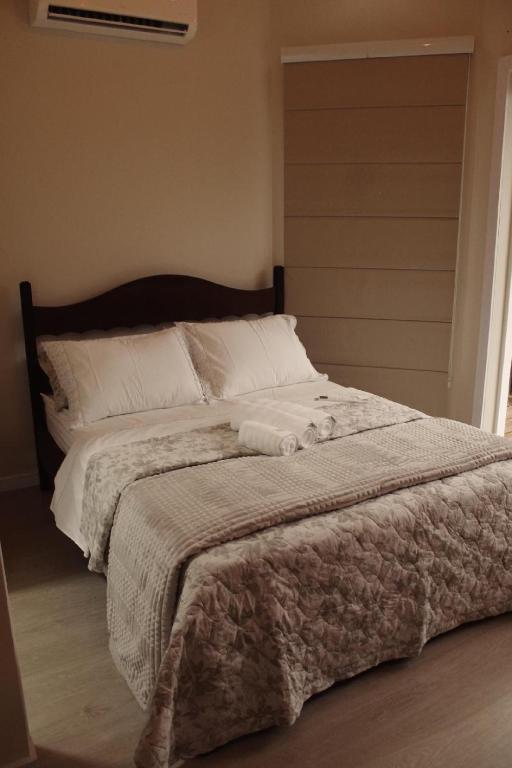 a bed with two towels on it in a bedroom at Suíte Santa Catarina in Pomerode