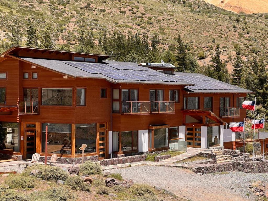Refugio Lo ValdésにあるLodge El Moradoの太陽光パネル付きの大家