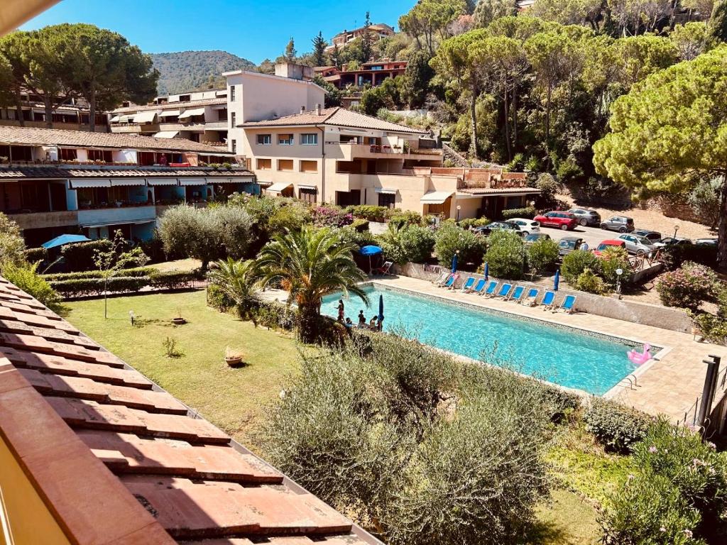 Una vista de un complejo turístico con piscina. en Residence Costa degli Ulivi, en Porto Santo Stefano