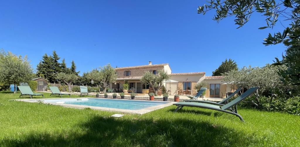 une maison avec une piscine dans la cour dans l'établissement 