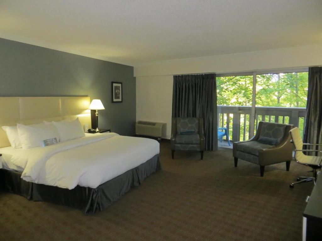Postel nebo postele na pokoji v ubytování Toronto Don Valley Hotel and Suites