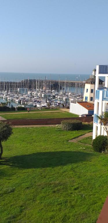 une vue d'une marina avec des bateaux dans l'eau dans l'établissement La Goélette, à Talmont-Saint-Hilaire