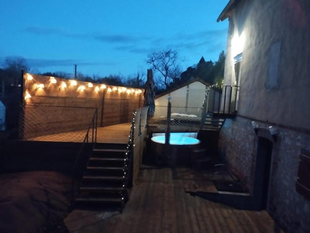 eine Treppe mit Lichtern an der Seite eines Gebäudes in der Unterkunft Maison bien-être avec bain nordique et sauna in Ferrières