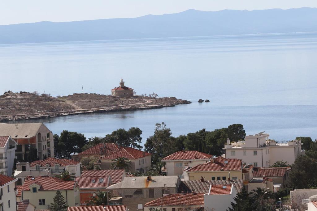 uitzicht op de stad en de oceaan bij Sweet Apartments in Makarska