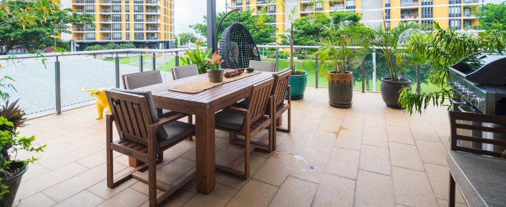 Balkón nebo terasa v ubytování Barefoot Beach Apartment Darwin Waterfront