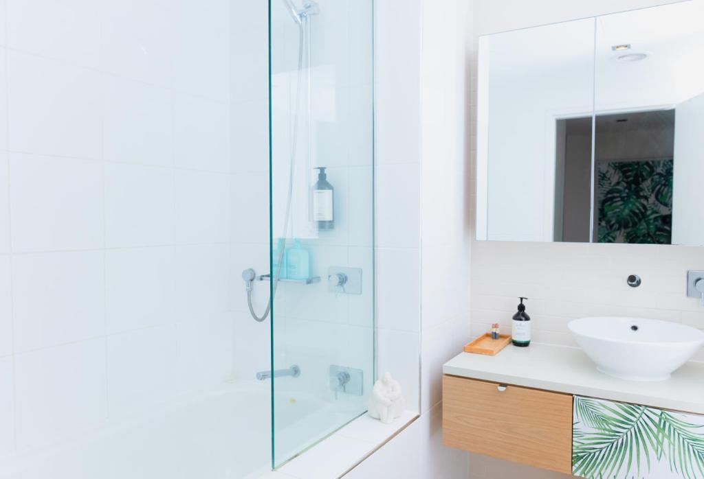 Koupelna v ubytování Barefoot Beach Apartment Darwin Waterfront