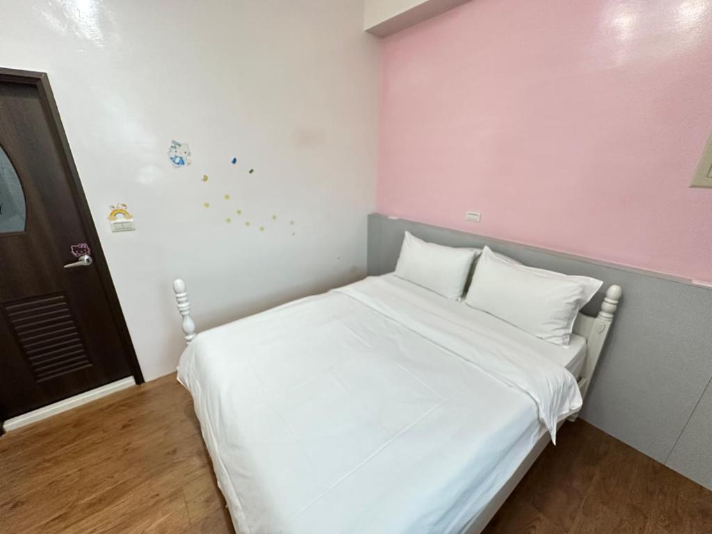 Postel nebo postele na pokoji v ubytování 川流不息電梯民宿-包棟 日租-自助入住 近市區 夜市