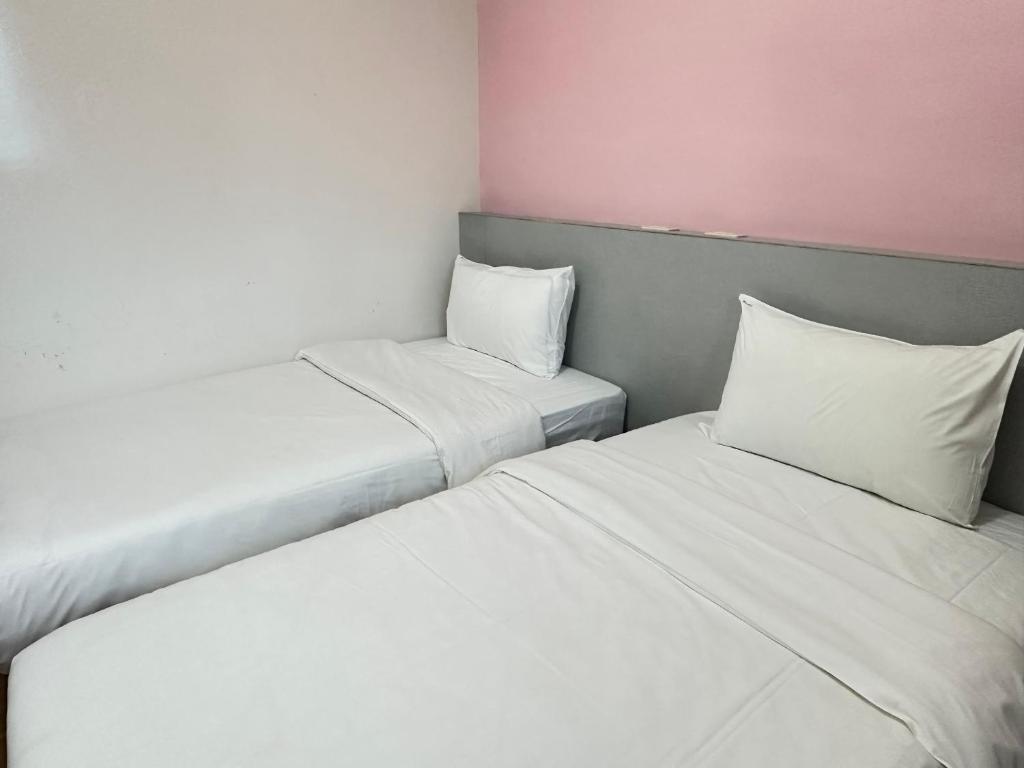 Postel nebo postele na pokoji v ubytování 川流不息電梯民宿-包棟 日租-自助入住 近市區 夜市