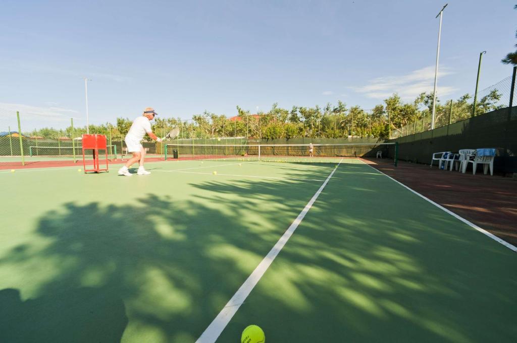 Tenis a/nebo squash v ubytování Residence Nova Marina nebo okolí