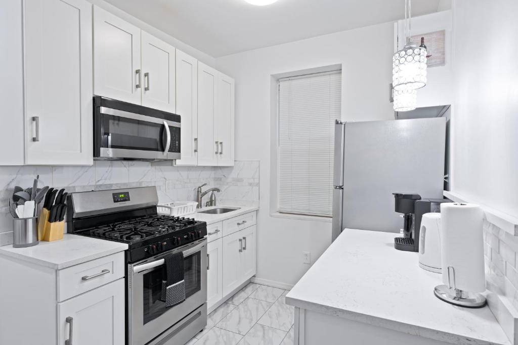 Kuchyň nebo kuchyňský kout v ubytování Stylish Apt in West New York 20 Min to Times Square
