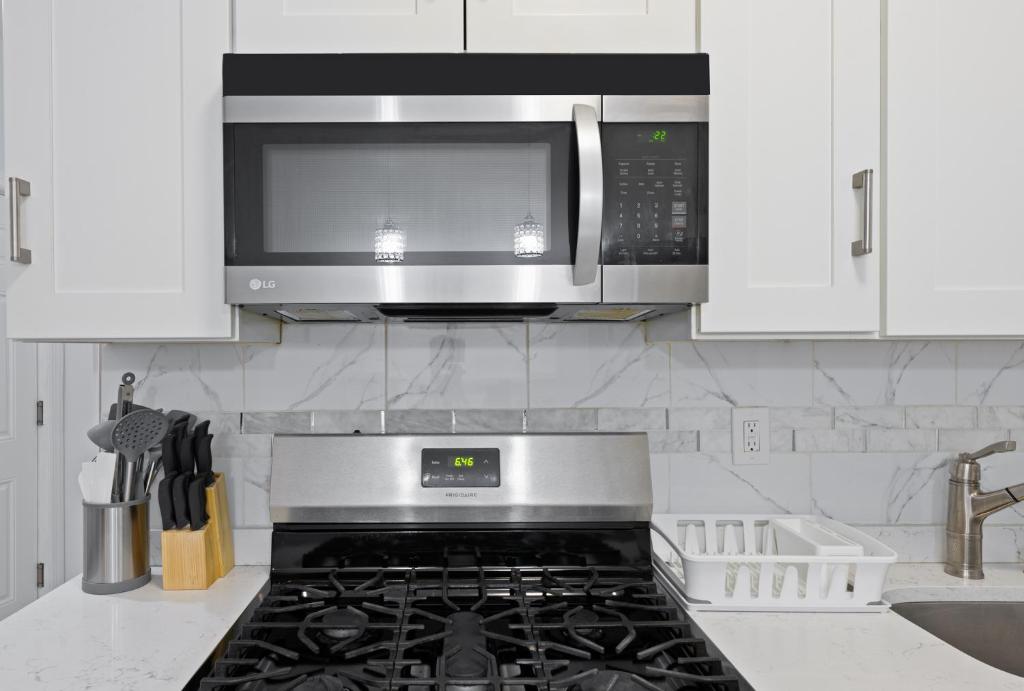 Kuchyň nebo kuchyňský kout v ubytování Stylish Apt in West New York 20 Min to Times Square