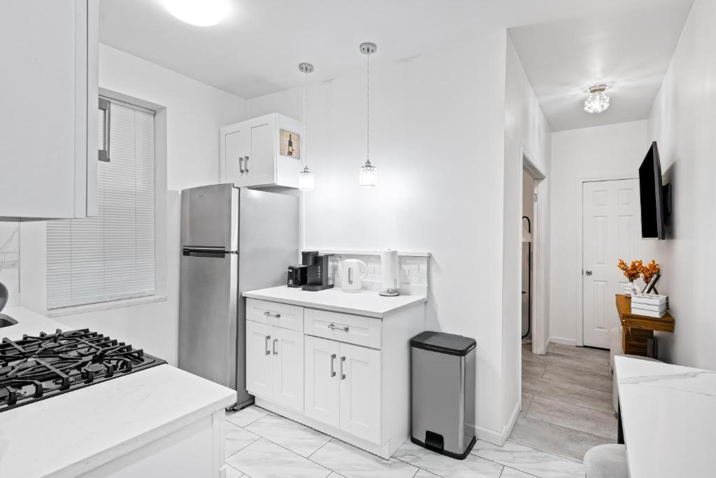 Kuchyň nebo kuchyňský kout v ubytování Stylish Apt in West New York 20 Min to Times Square