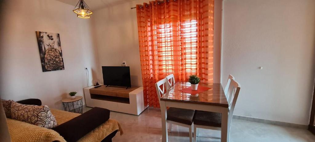 Televízia a/alebo spoločenská miestnosť v ubytovaní Apartments DaRi