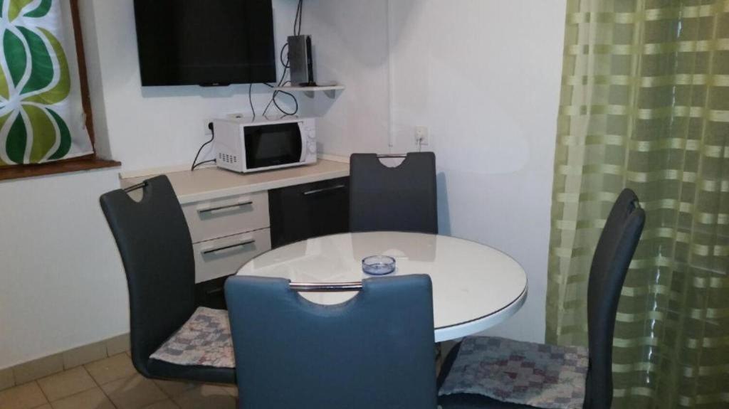 Televízia a/alebo spoločenská miestnosť v ubytovaní Apartments DaRi
