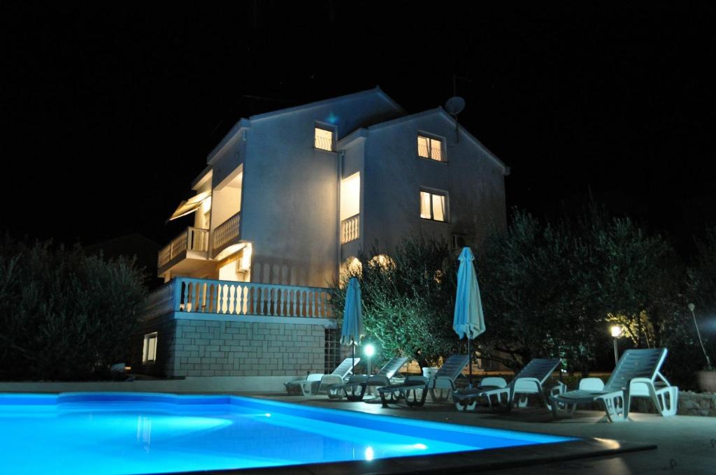 Bazén v ubytovaní Apartments Olive Garden alebo v jeho blízkosti