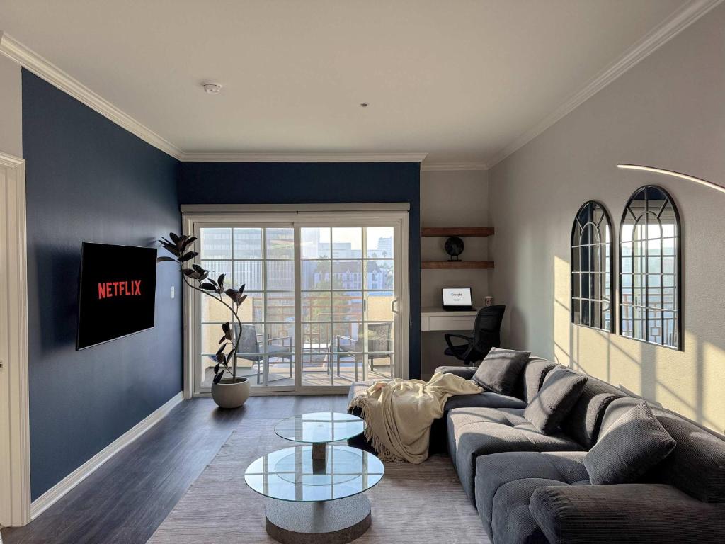 un soggiorno con un divano e un tavolo di Bright & Spacious in Iconic LA Neighborhood Free parking - 10mins to Cedars a Los Angeles