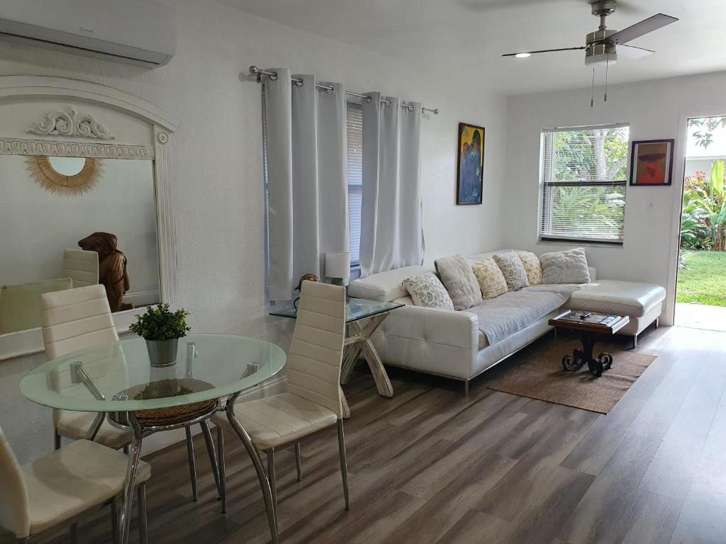 sala de estar con sofá blanco y mesa de cristal en Tropical Hideaway!, en Fort Lauderdale