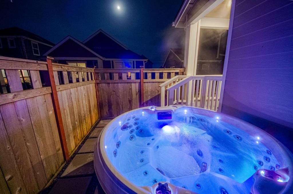 een jacuzzi aan de achterkant van een huis bij Seal Pup Cottage in Ocean Shores