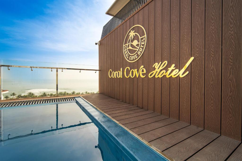 Bazén v ubytování Coral Cove Hotel nebo v jeho okolí
