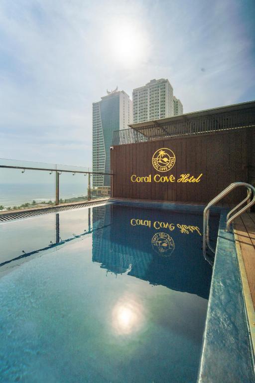 Bazén v ubytování Coral Cove Hotel nebo v jeho okolí