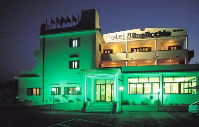 un hotel con un edificio illuminato di notte di Hotel Sfinalicchio a Vieste