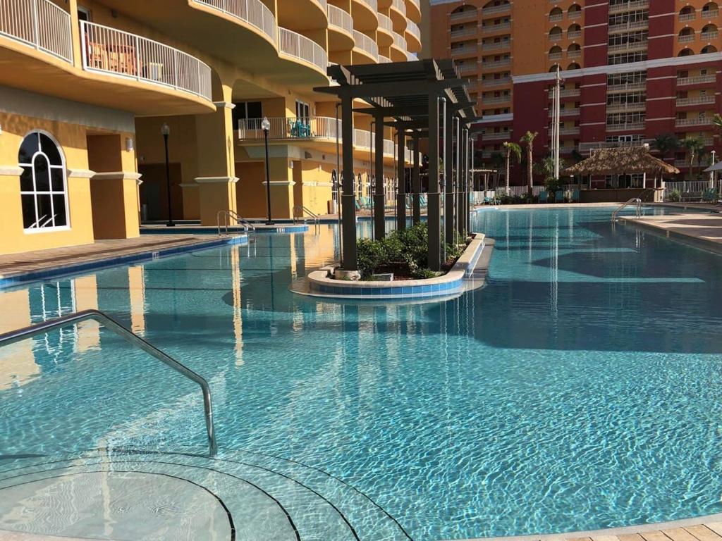 Bazén v ubytování Calypso 3 New Relax Unwind Luxury PCB next to Pier Park 3 Bed 2 Bath Pool Hot Tub Tikki bar nebo v jeho okolí