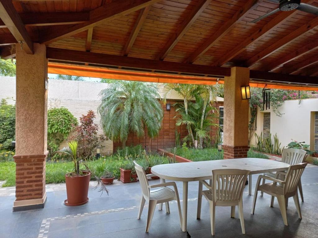 Casa céntrica amplia con patio