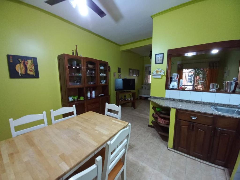 Casa céntrica amplia con patio