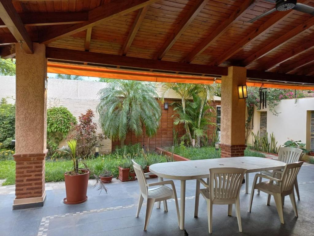 Casa céntrica amplia con patio