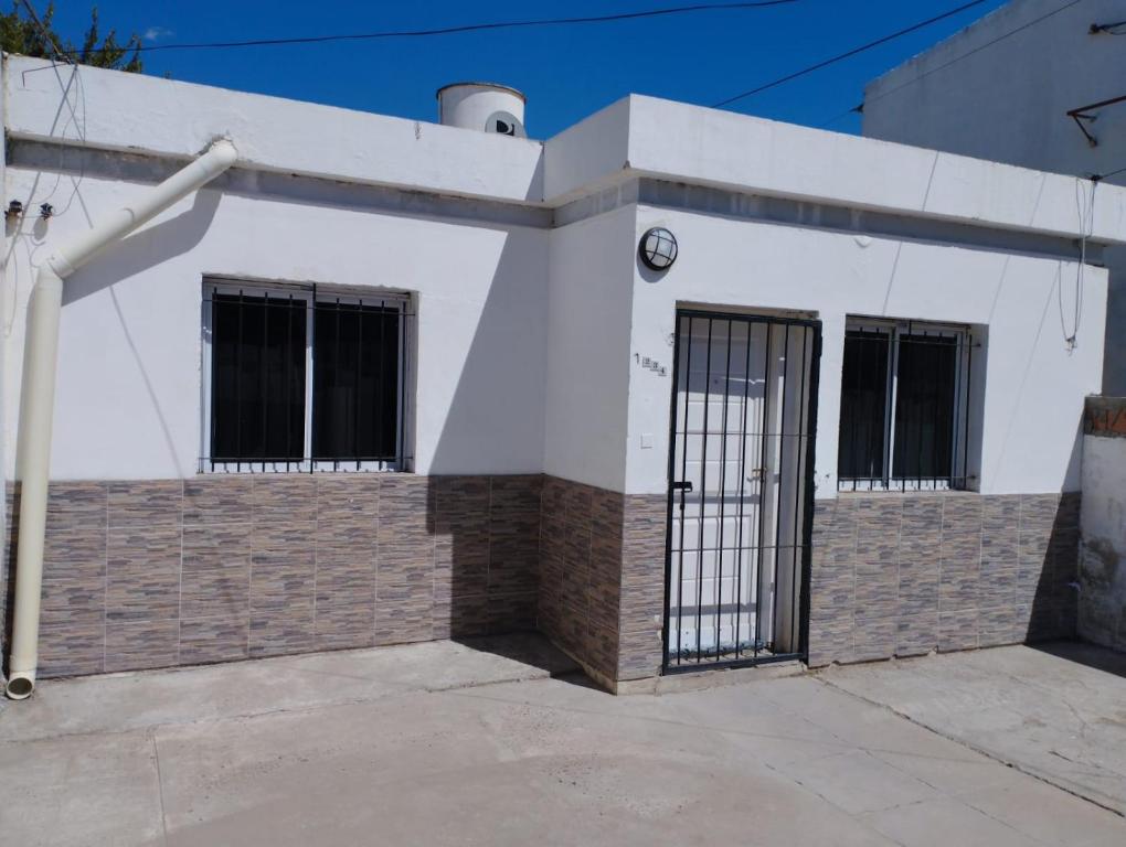 Un edificio blanco con una puerta delante. en La Guido 3 sin operar, en Viedma